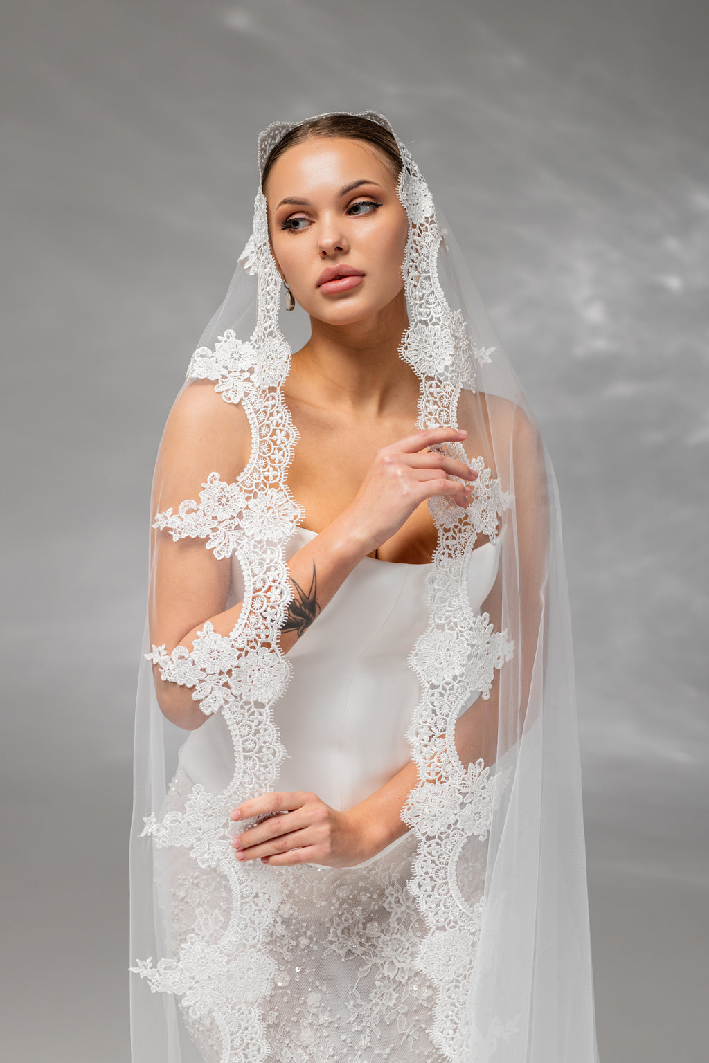 Ivory Royal Cathedral Oval Bridal Veil with Lace