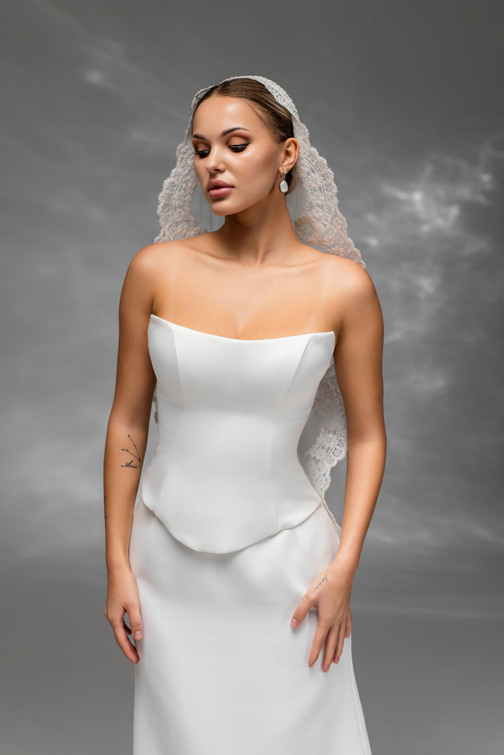 Soft Floor-Length Bridal Veil with Embroidered Lace