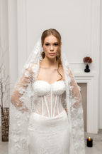 Floor-Length Chantilly Lace Bridal Veil with Flowers