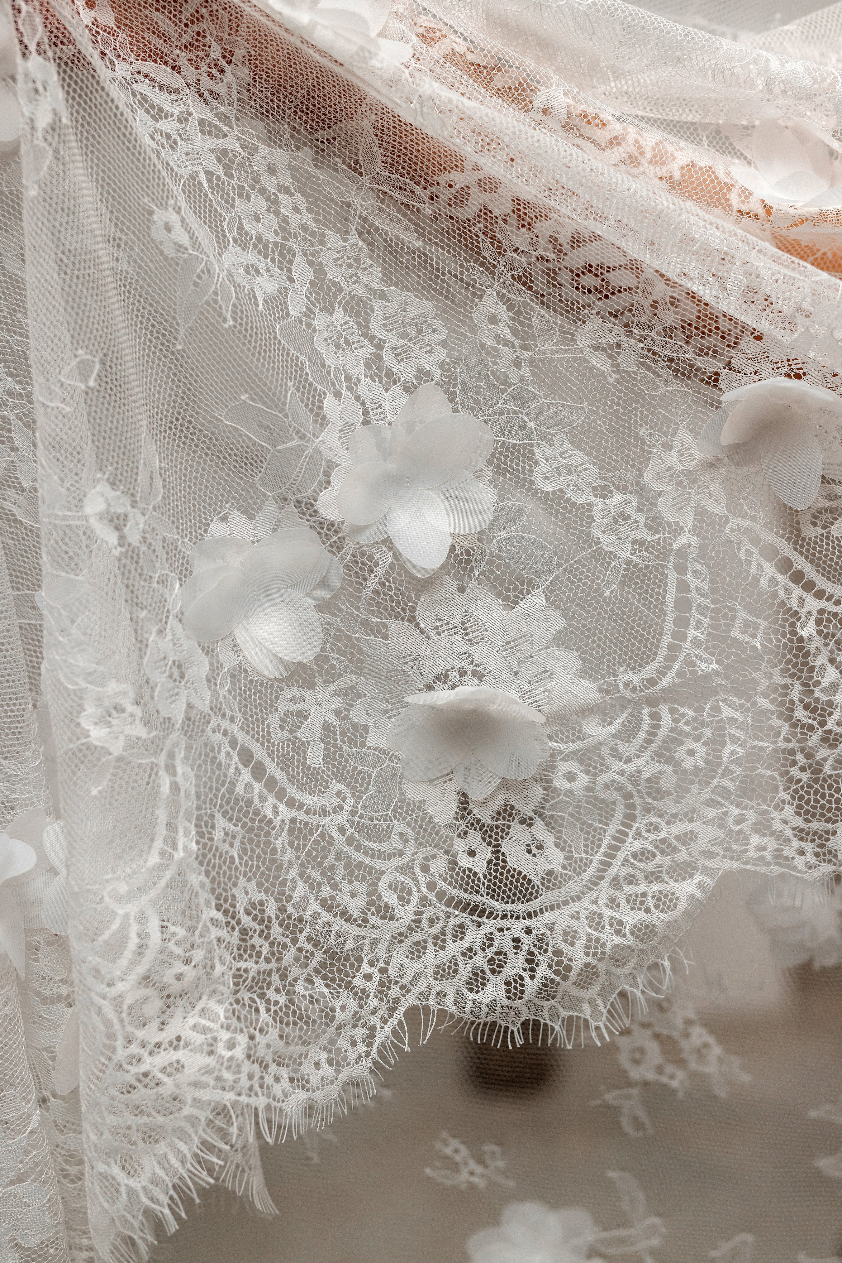 Floor-Length Chantilly Lace Bridal Veil with Flowers