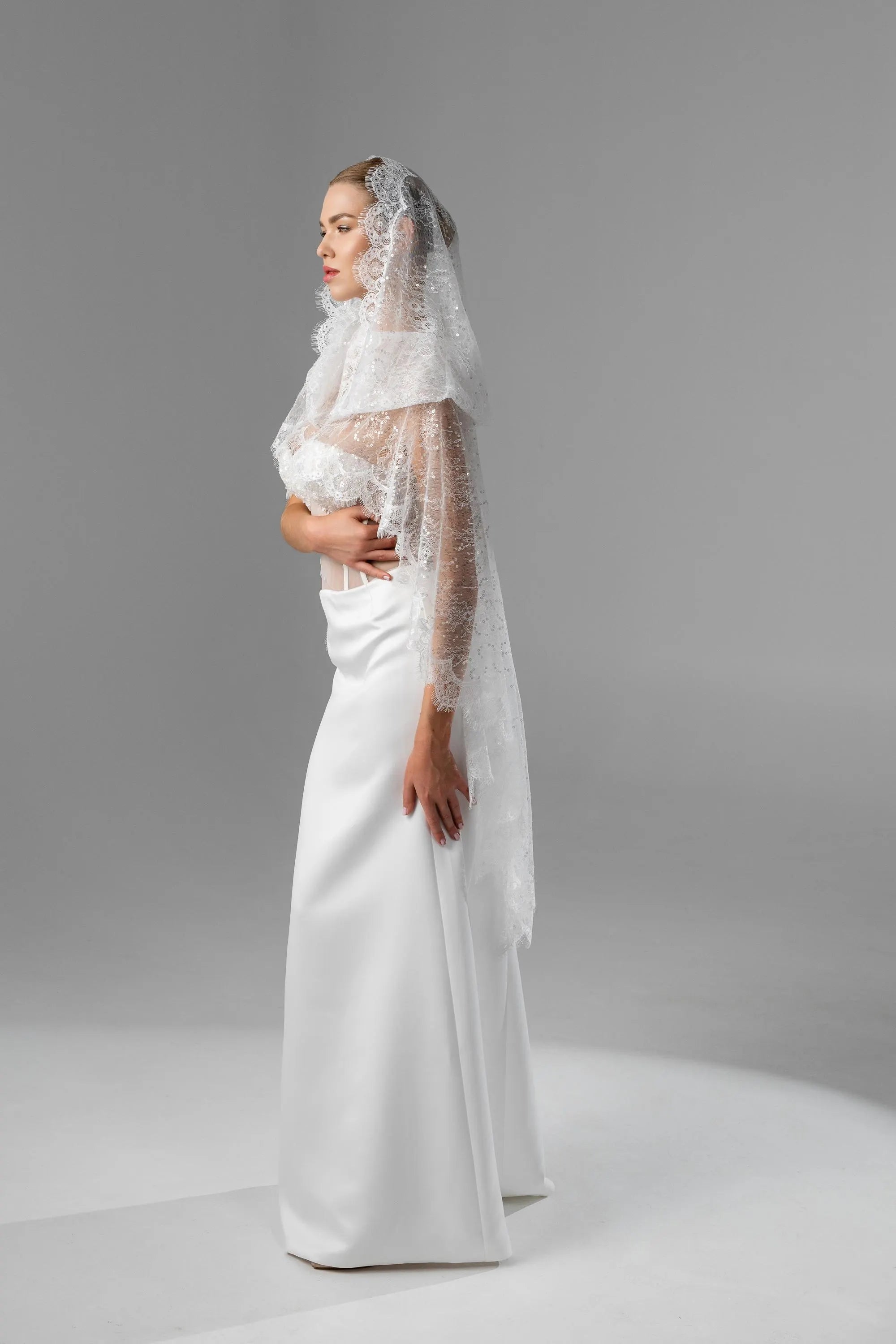 Ivory Royal Cathedral Oval Chantilly Lace Bridal Veil