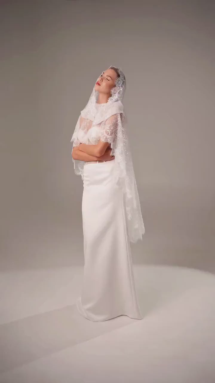 Ivory Royal Cathedral Oval Chantilly Lace Bridal Veil